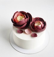 Свадебный торт с бордовыми пионами